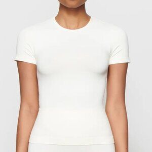 SKIMS Soft Smoothing Seamless Tshirt, Marble/White